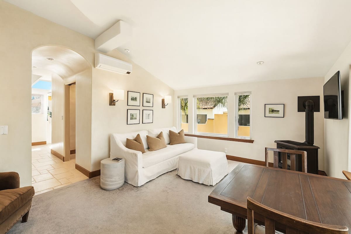 City Penthouse, 1 Queen Bed, Balcony, Mountain View | Living area
