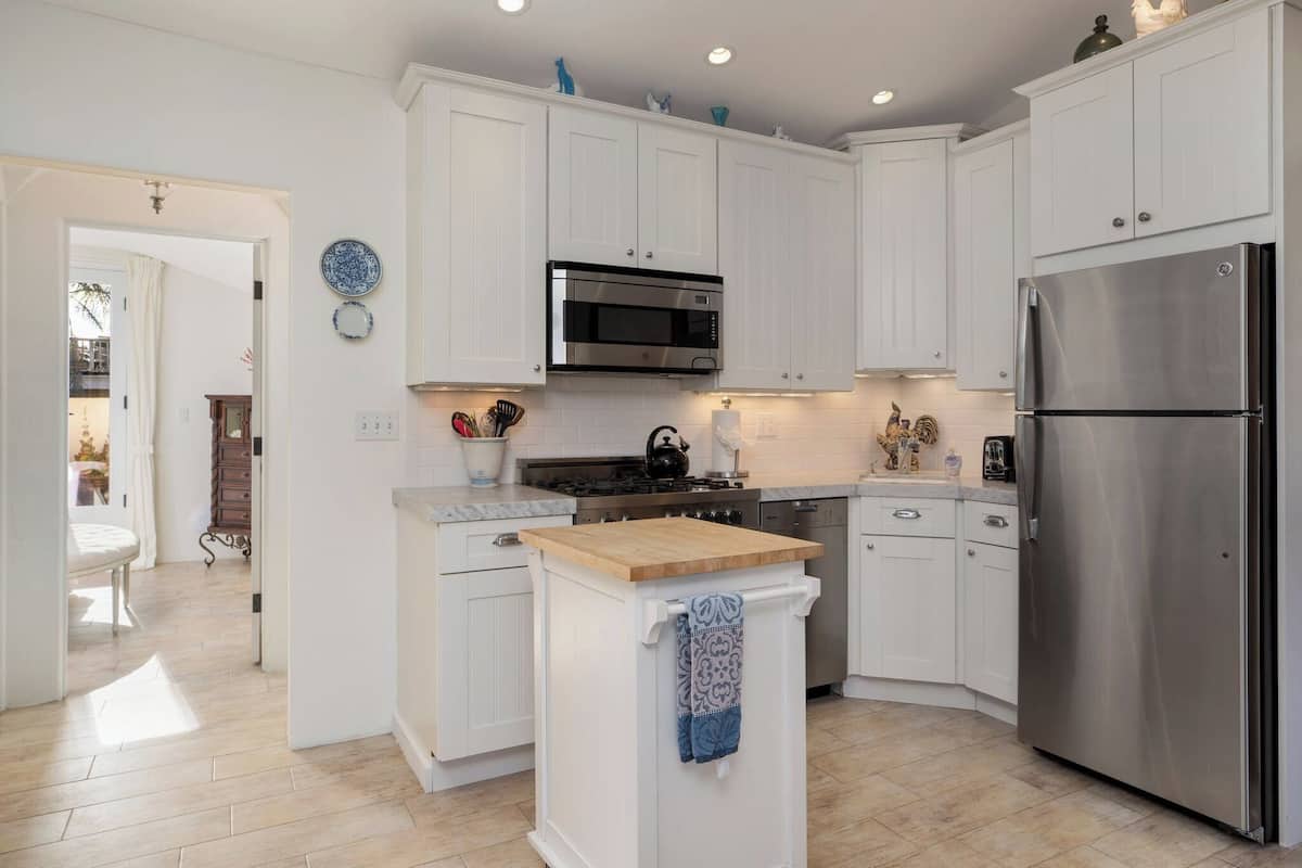 Romantic Penthouse, 1 King Bed, Balcony, Mountain View | Private kitchen | Fridge, microwave, oven, stovetop
