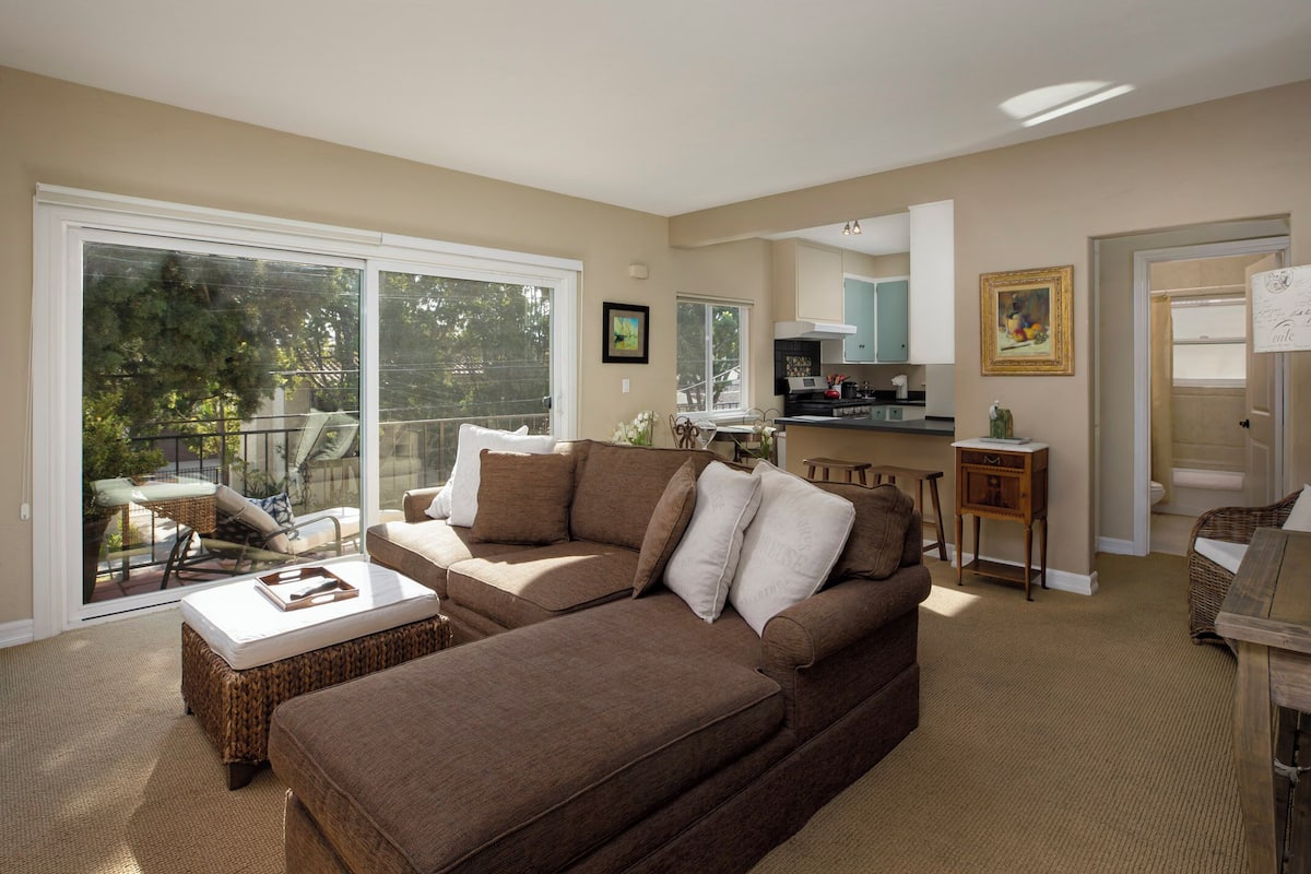 Comfort Condo, 1 King Bed, Balcony | Living area