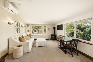 City Penthouse, 1 Queen Bed, Balcony, Mountain View | Living room