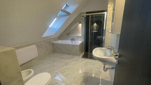 Hair dryer, bidet, towels, soap - Charming 3-bedroom apartment with AC and WiFi in welcoming Balatonlelle (Balatonlelle)