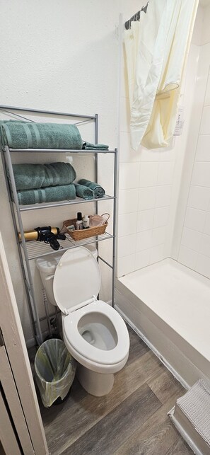 Dusche, Handtücher, Seife, Toilettenpapier
