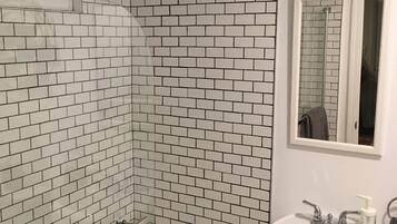 Serviettes fournies, savon, papier toilette