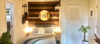 CozyOaks Studio - Charming cottage in woodsy Oakland with WiFi access