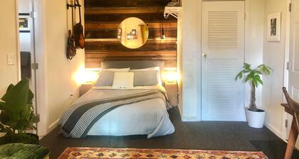CozyOaks Studio - Charming cottage in woodsy Oakland with WiFi access