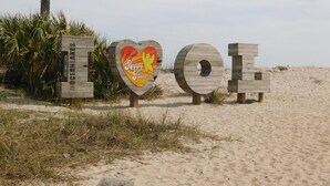 Des lettres en bois formant les mots « JE T’AIME », avec un cœur au milieu.
