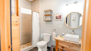 Chuveiro, secador de cabelo, toalhas de banho, sabonete