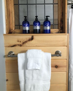 Douche, sèche-cheveux, serviettes fournies