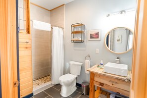 Douche, sèche-cheveux, serviettes fournies