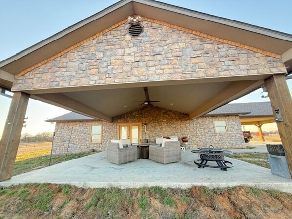 Outdoor dining - Relaxing Ranch Style Lake House (Kingston)