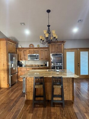 Fridge, microwave, oven, stovetop - Relaxing Ranch Style Lake House (Kingston)