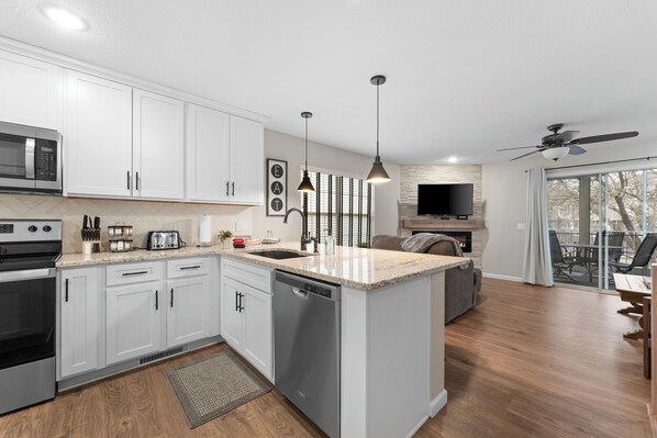 Fridge, microwave, oven, stovetop - Recently Updated 2 Bedroom Condo in Pointe Royale Golf Village with King Beds (Branson)