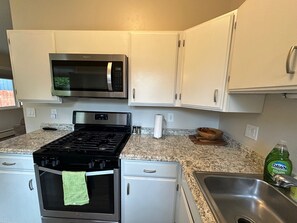 Mikrobølgeovn, ovn, kokeplater og oppvaskmaskin