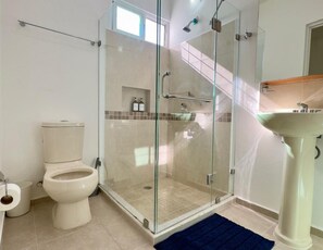 Dusche, Haartrockner, Bidet, Handtücher