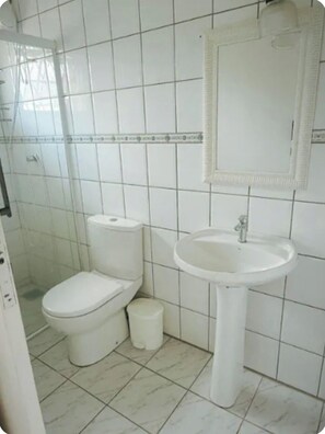 Dusj, hårføner og håndklær