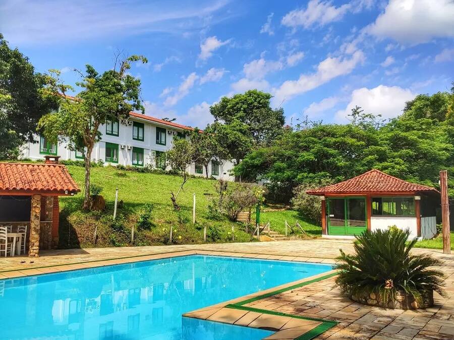 2 AuĂenpools, geöffnet von 07:00 Uhr bis 22:00 Uhr, LiegestĂŒhle