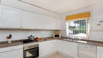 Villa, 4 Bedrooms | Private kitchen