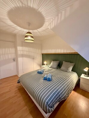 2 slaapkamers, een bureau, een strijkplank/strijkijzer, reisbedje