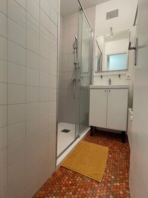 Een douche, een haardroger, handdoeken