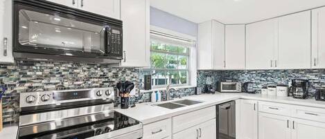 ثلاجة، ميكروويف، فرن، موقد طهي مسطح