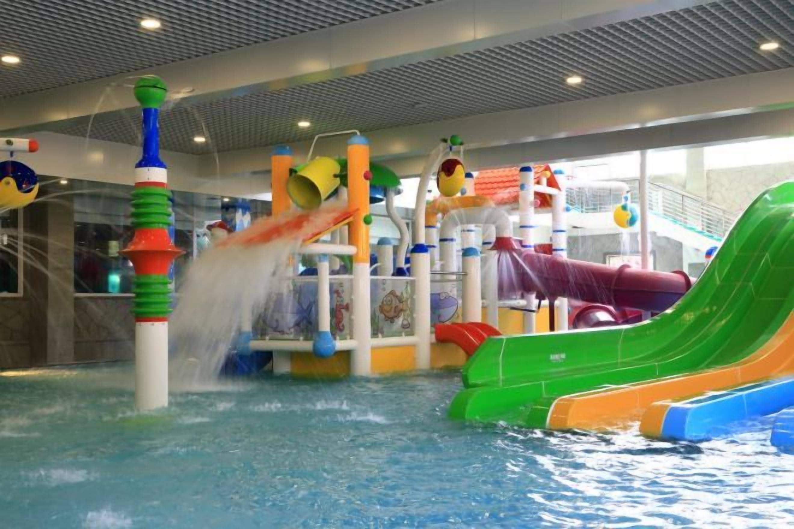 Et indendørs vandland med rutsjebaner og vandattraktioner.