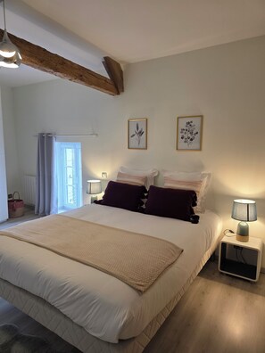 3 slaapkamers, een strijkplank/strijkijzer, wifi, beddengoed