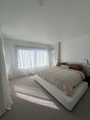 4 bedrooms, iron/ironing board, free WiFi