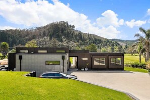 Exterior - Hosts on the Coast "The Country Club" (Whangamata)
