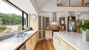 Microondas, placa de cocina, lavavajillas, cafetera/tetera