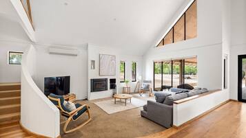 Televisión, chimenea