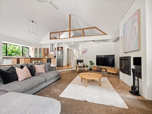 TV, fireplace