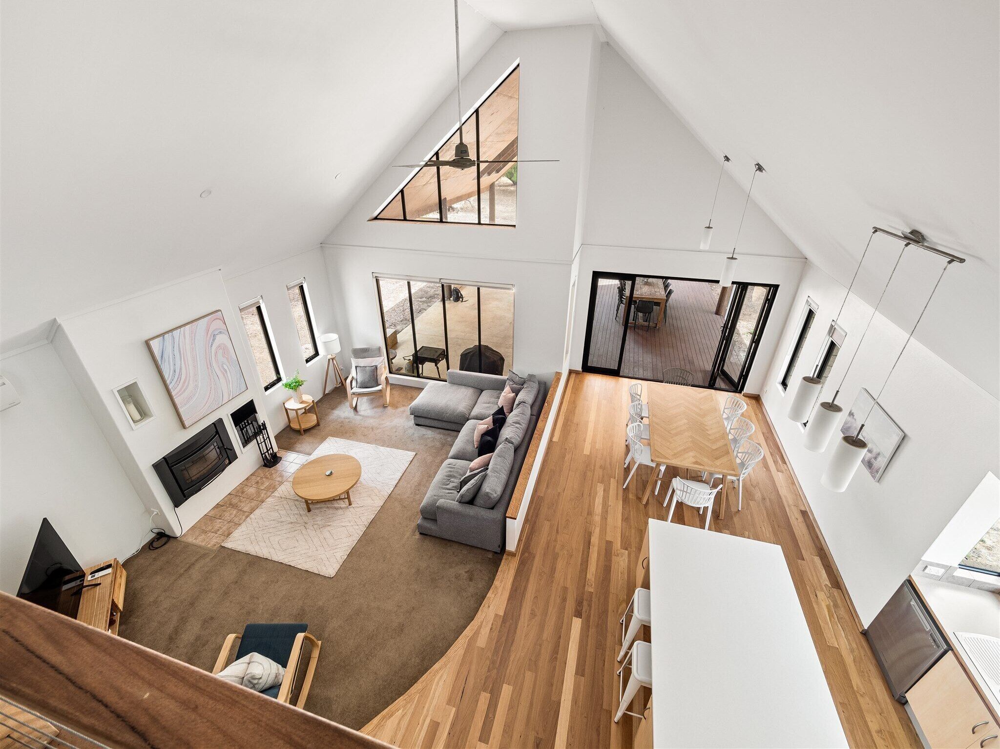 Televisión y chimenea 