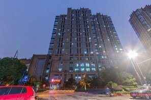 Un hotel moderno su più piani, con un ingresso ben visibile e una facciata luminosa.