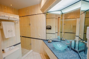 Luksussuite, resort-utsikt | Bad | Dusj, toalettartikler (inkludert), hårføner og håndklær