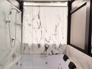 Suite | Badkamer | Gratis toiletartikelen, handdoeken, zeep, shampoo