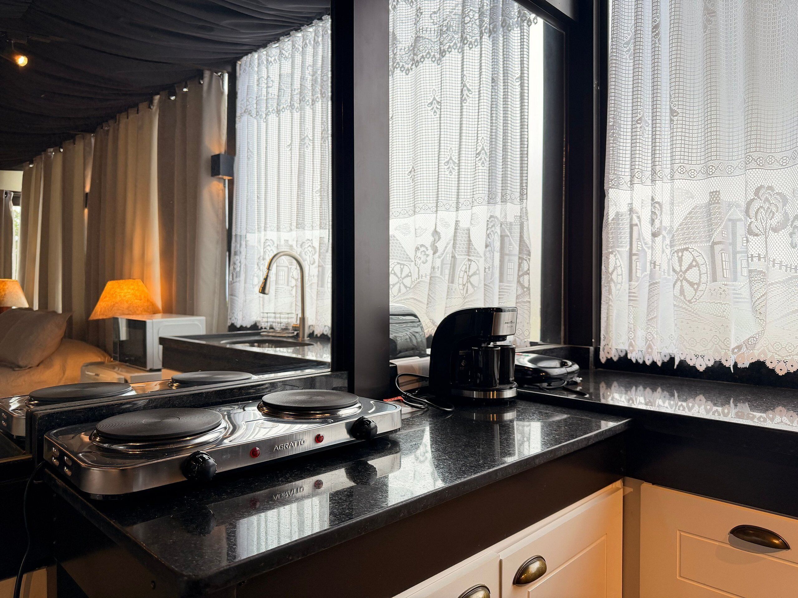 Suite | Dapur pribadi | Lemari es kecil, microwave, kompor, dan blender