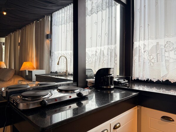 Suite Confort | Cocina privada | Frigobar, microondas, parrilla de estufa y licuadora 