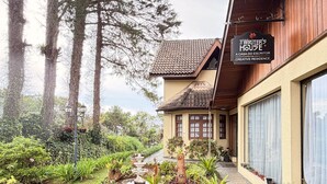 Ein Haus mit Garten, ein Schild mit der Aufschrift "The Writer's House" und einem Ziegeldach.