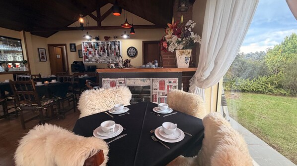 Quarto casal básico | Opções para refeição ao ar livre