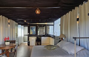 Suite Confort | 1 habitación, decoración personalizada y cortinas blackout 