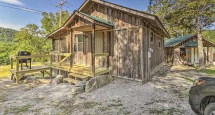 Cozy cabin 1 bedroom, WiFi, AC above Sylamore Creek in welcoming Mountain View