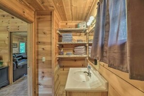 Towels, toilet paper - Cozy cabin 1 bedroom, WiFi, AC above Sylamore Creek in welcoming Mountain View (Mountain View)