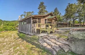 Exterior - Cozy cabin 1 bedroom, WiFi, AC above Sylamore Creek in welcoming Mountain View (Mountain View)