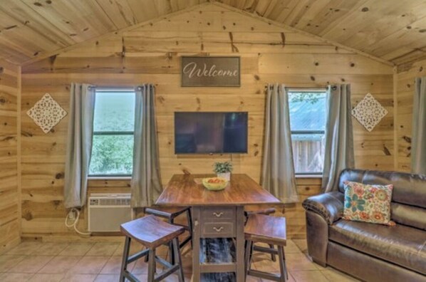 Smart TV - Cozy cabin 1 bedroom, WiFi, AC above Sylamore Creek in welcoming Mountain View (Mountain View)
