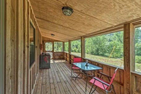 Outdoor dining. Cozy cabin 1 bedroom, WiFi, AC above Sylamore Creek in welcoming Mountain View