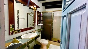 Family Apartment | Bathroom | Towels, soap, toilet paper - Aparta Hotel Los Tucanes (Villa de Leyva)