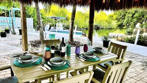 Outdoor dining - Tropical paradise on canal in Lower Keys-pool, tiki, firepit, dock, dog friendly (Summerland Key)