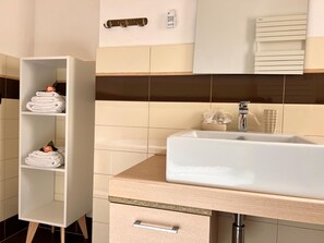Douche, séchoir à cheveux, bidet, serviettes fournies