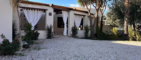 المنشأة من الخارج