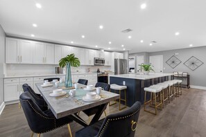 Dining - Luxurious Golf Course Retreat (Tampa)